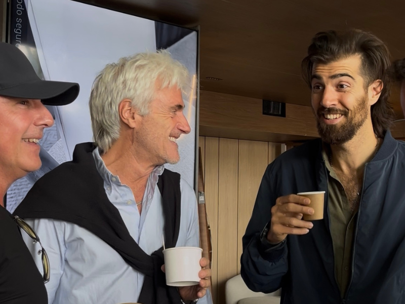 Dos personas conversando con bebidas.