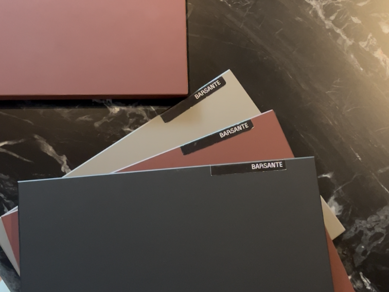 Muestras de colores sobre superficie oscura