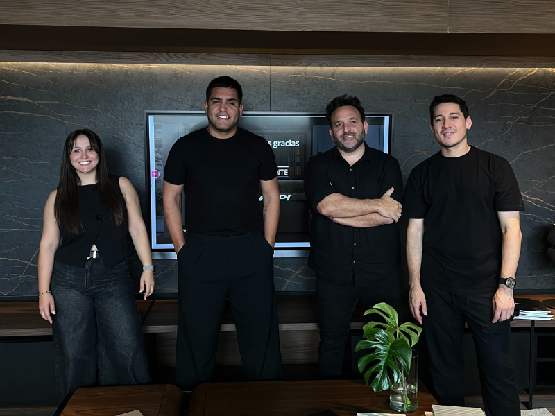 Grupo de personas con ropa negra.