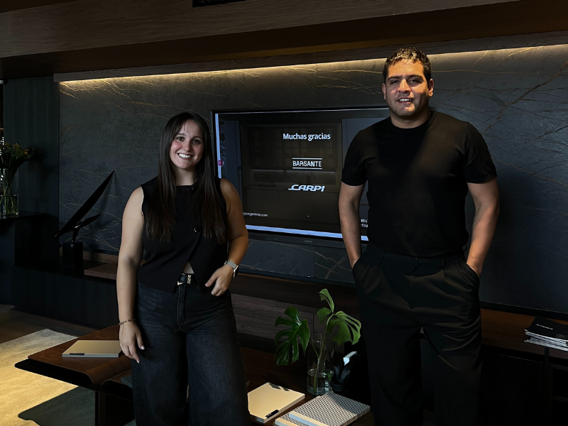 Dos personas en un ambiente moderno.